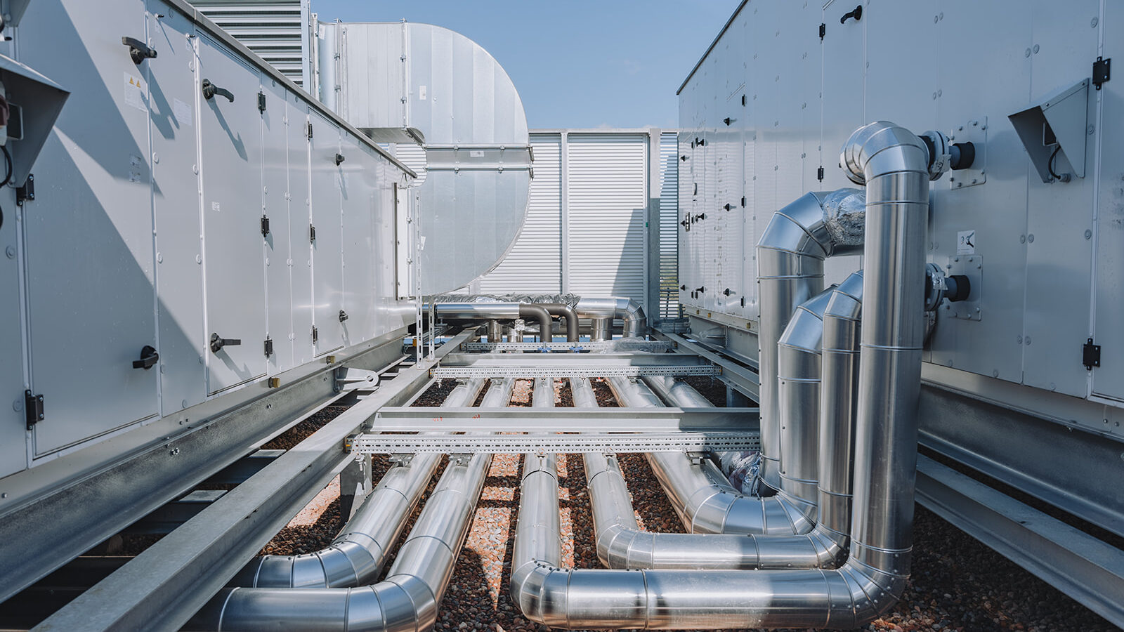 Moderne Kühlanlage auf dem Dach einer öffentlichen Einrichtung.