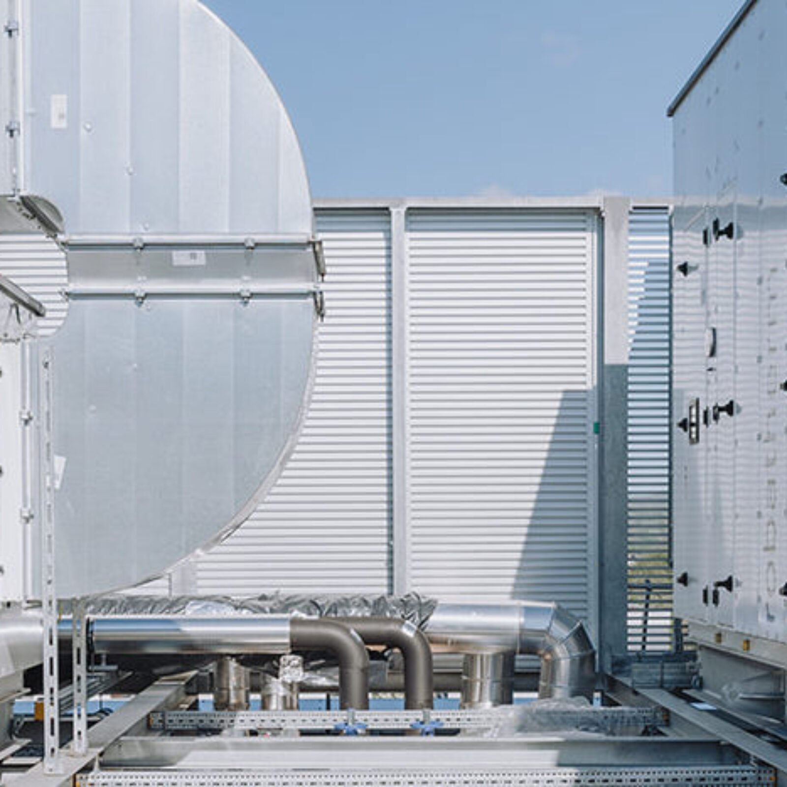 Moderne Kühlanlage auf dem Dach einer öffentlichen Einrichtung.