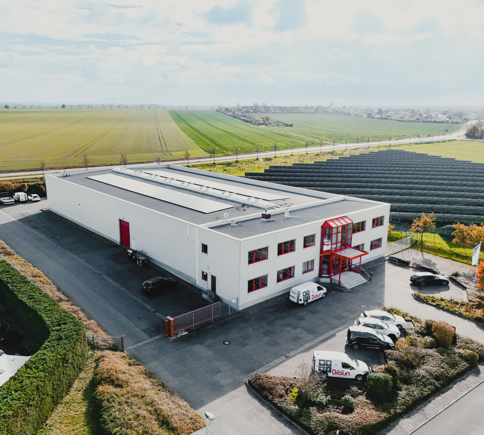 Der Firmenstandort von Braun in Liebschützberg aus der Luft fotografiert.