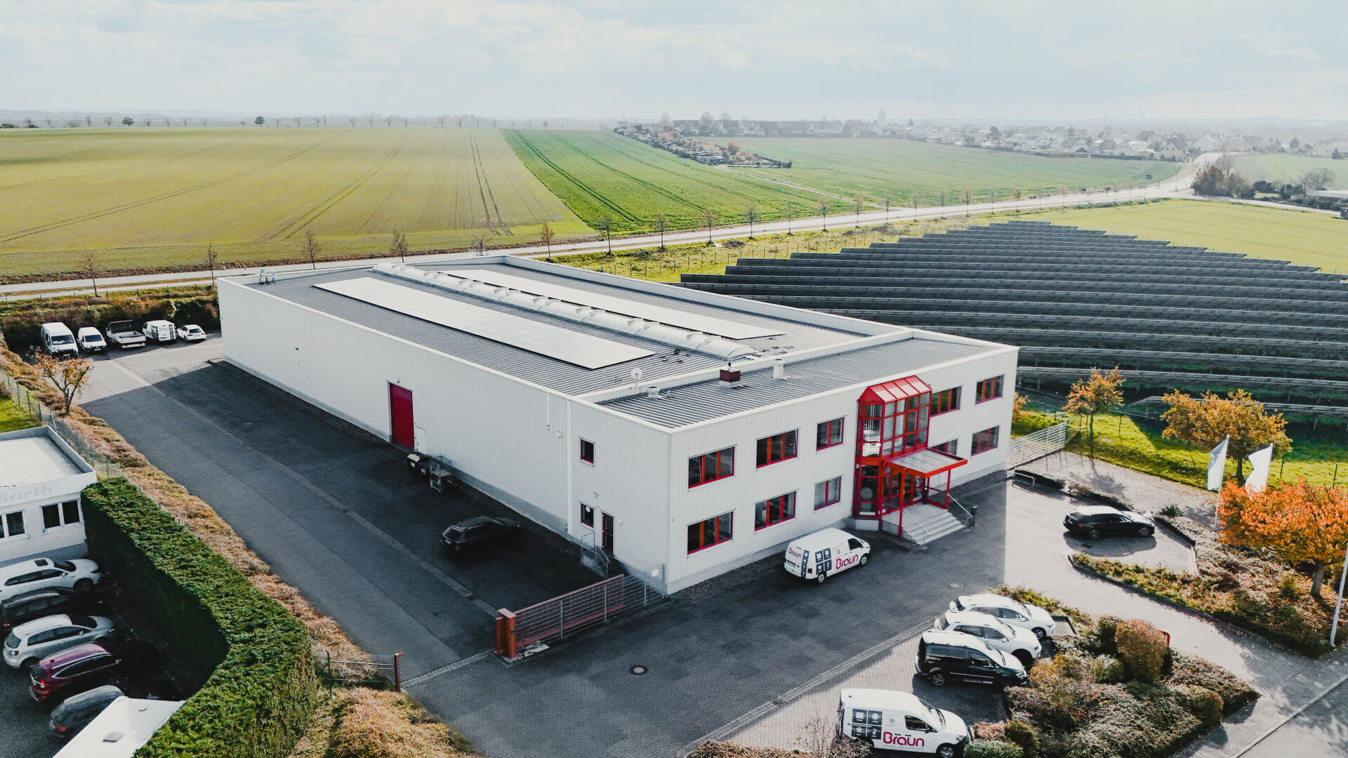 Der Firmenstandort von Braun in Liebschützberg aus der Luft fotografiert.