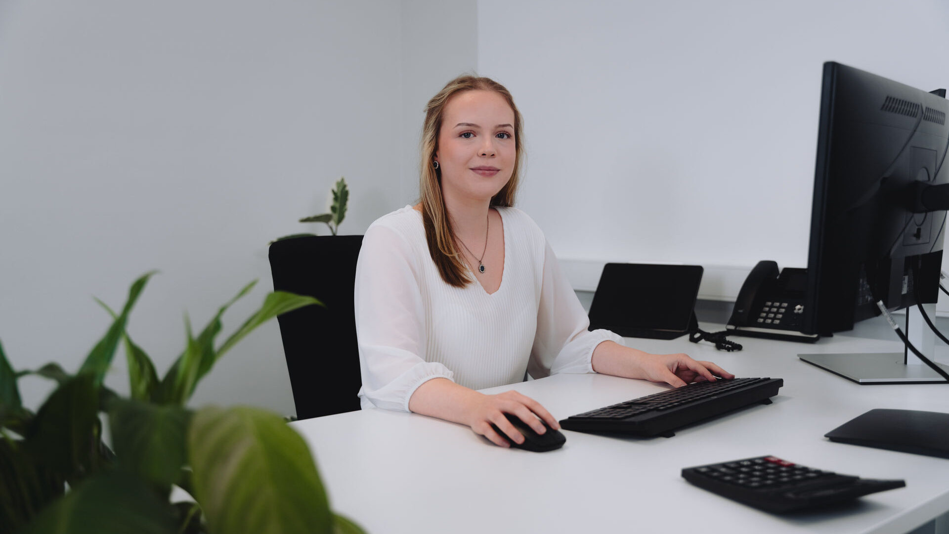 Porträt einer Mitarbeiterin von Braun, die erwartungsvoll in die Kamera blickt.