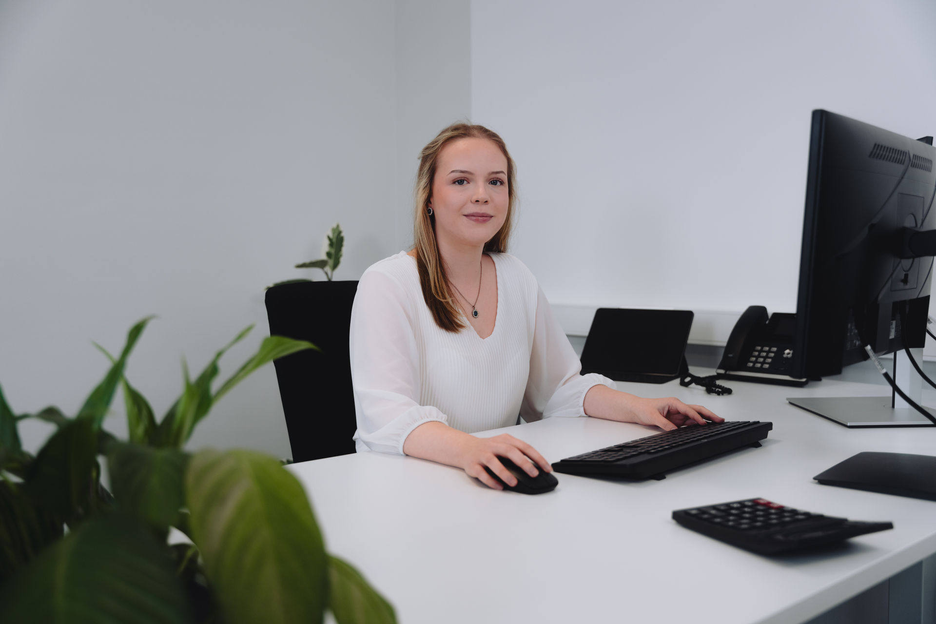 Porträt einer Mitarbeiterin von Braun, die erwartungsvoll in die Kamera blickt.