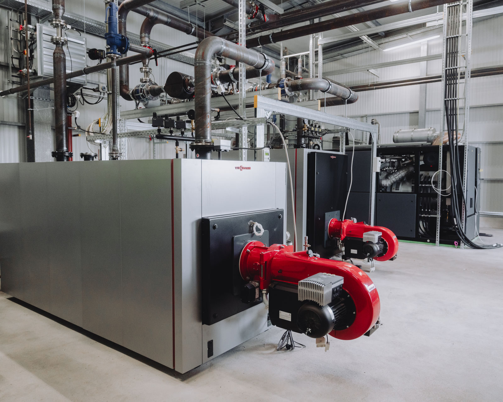 Zwei Heizkessel in einem Technikraum
