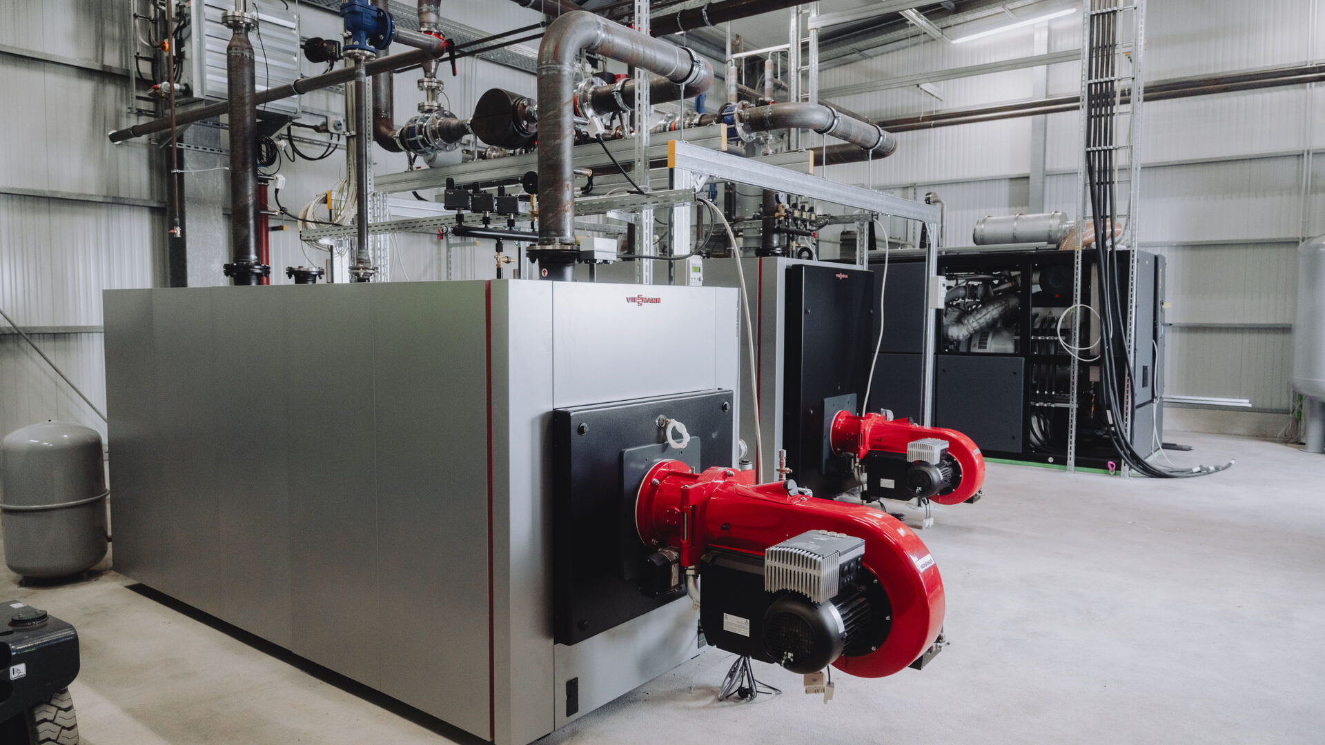 Zwei Heizkessel in einem Technikraum